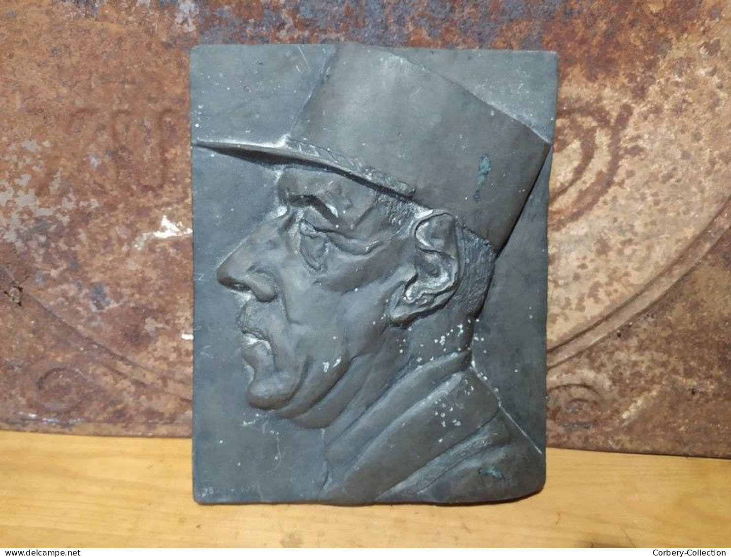 Sculpture Bas Relief Portrait du Général Charles De Gaulle Signé Cachot