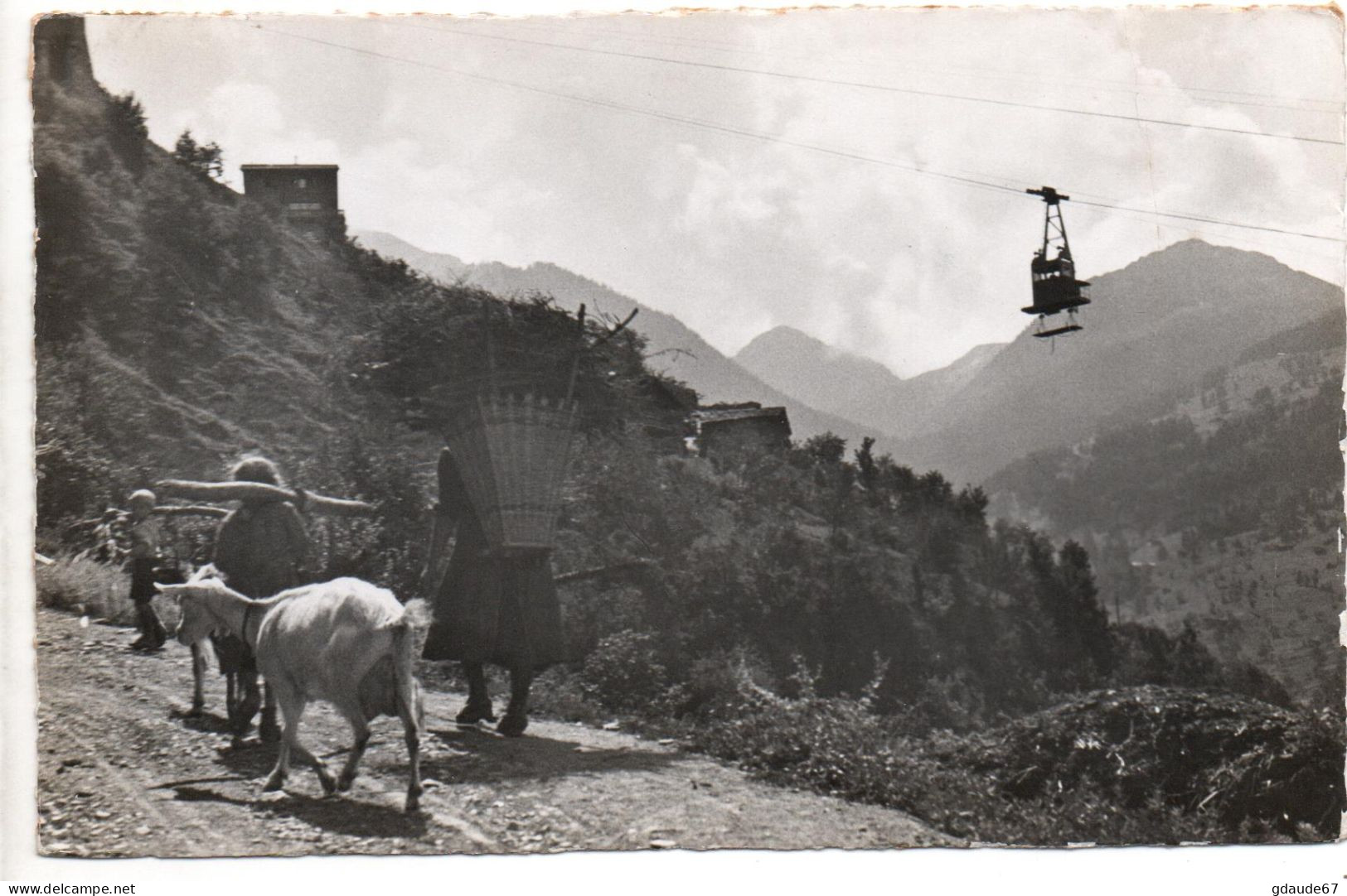 DANS LA MONTEEDE RIDDES à ISERABLES - L'ANCIEN ET LE NOUVEAU MODE DE LOCOMOTION (VALAIS) - Isérables