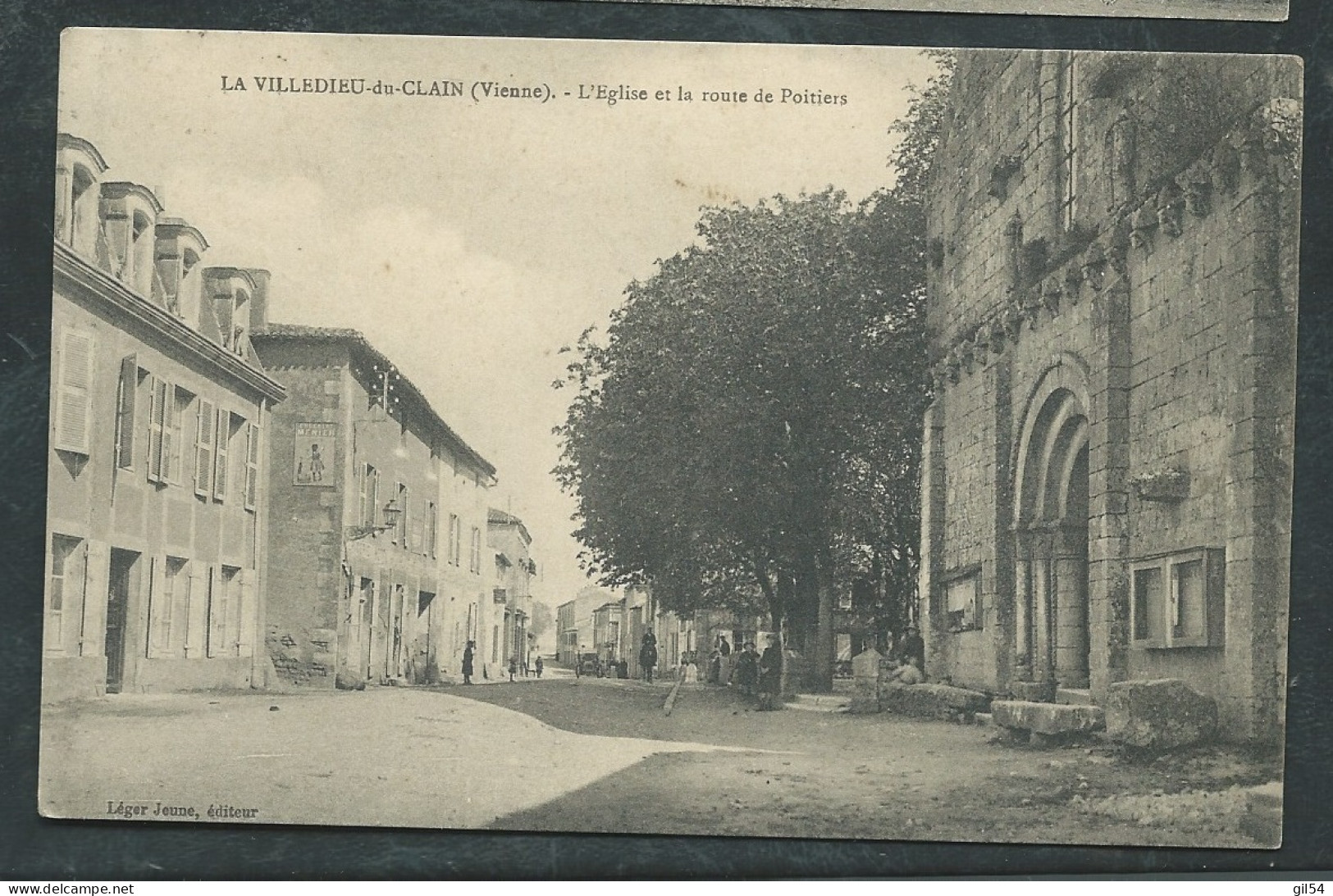 La Villedieu-du-Clain. ( Vienne )  - L'Eglise Et La Route De Poitiers   Maca 4722 - La Villedieu Du Clain