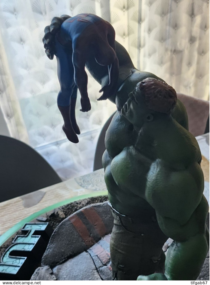 Figurine Hulk et Spiderman diorama