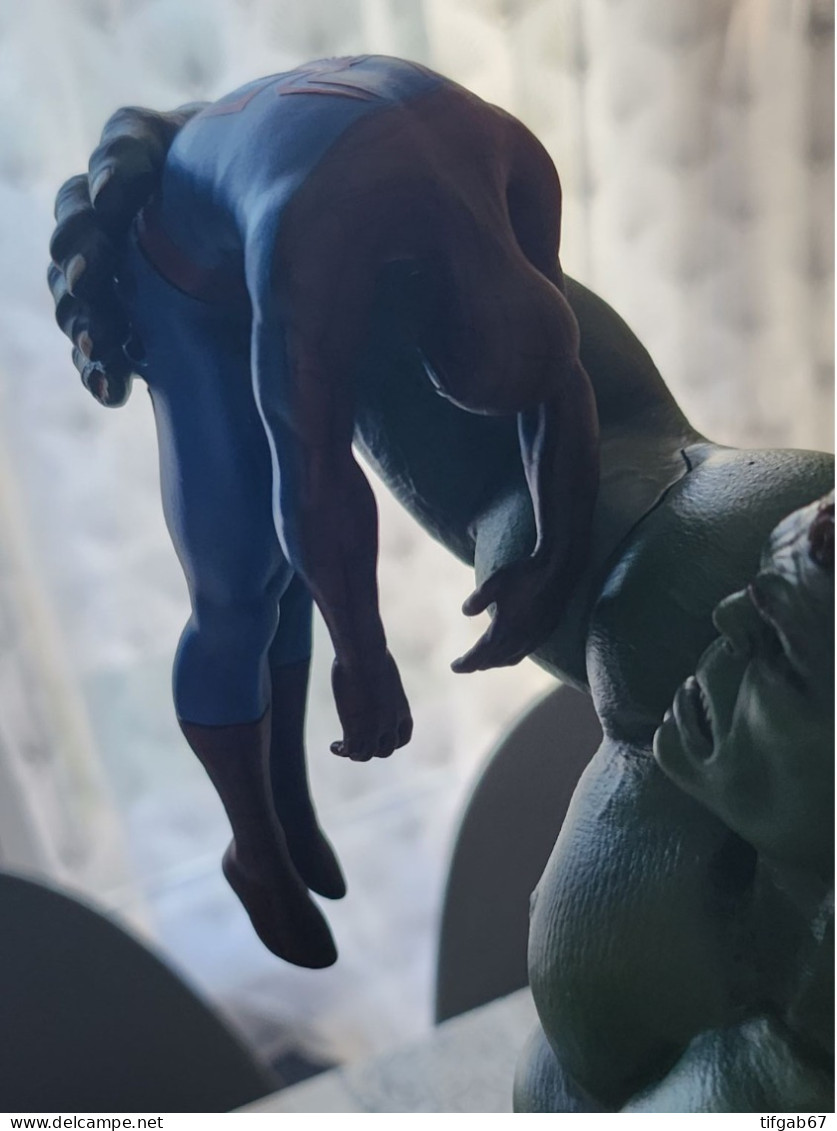 Figurine Hulk et Spiderman diorama