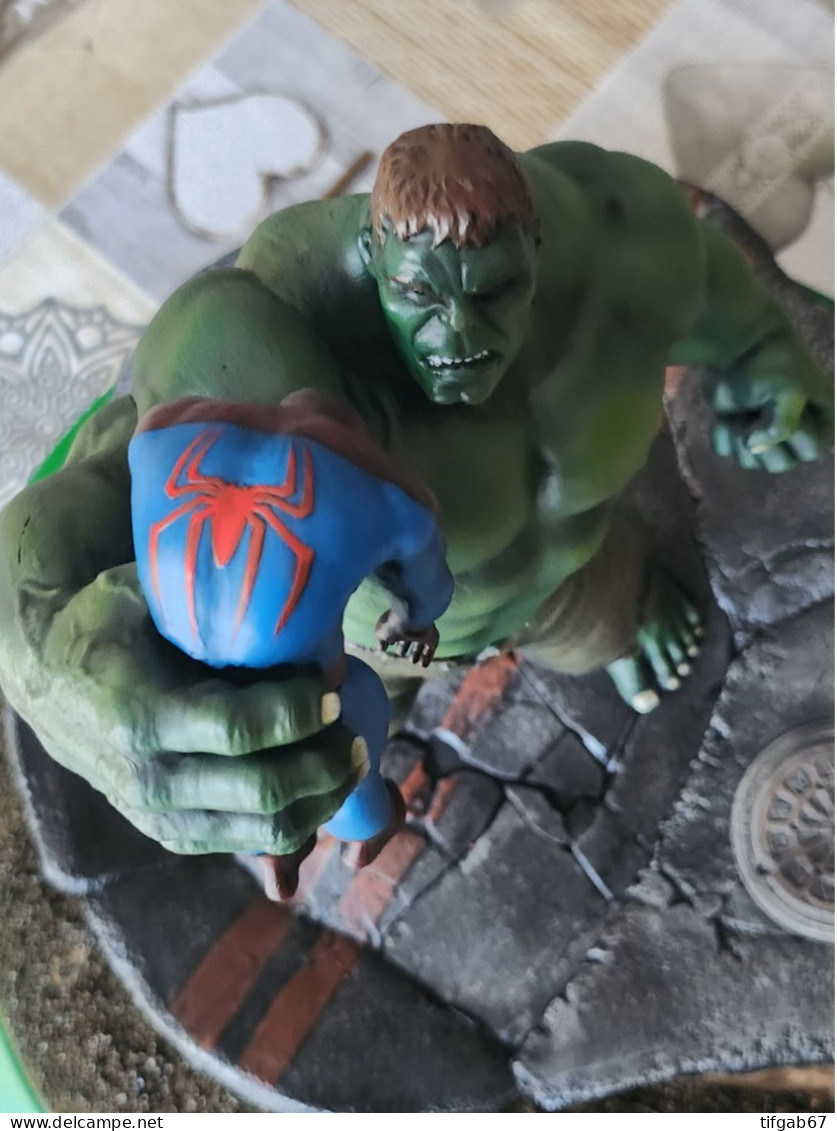 Figurine Hulk et Spiderman diorama