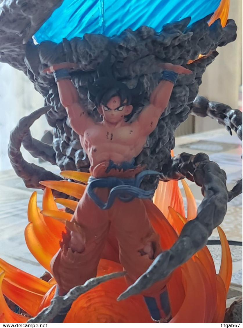 Figurine De Goku Ball Genki. Résine Transparente éclairage LED - Dragon Ball