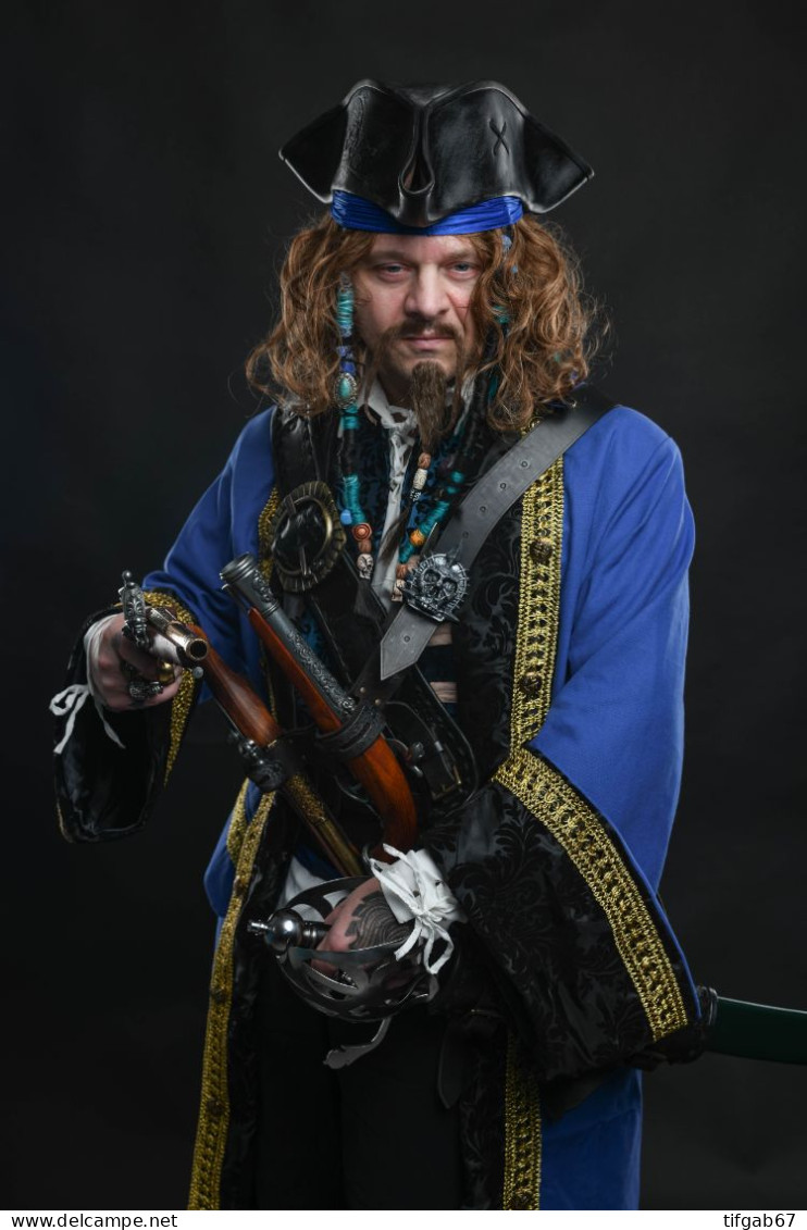 Costume Pirate Complet Et Nombreux Accessoires - Théâtre & Déguisements