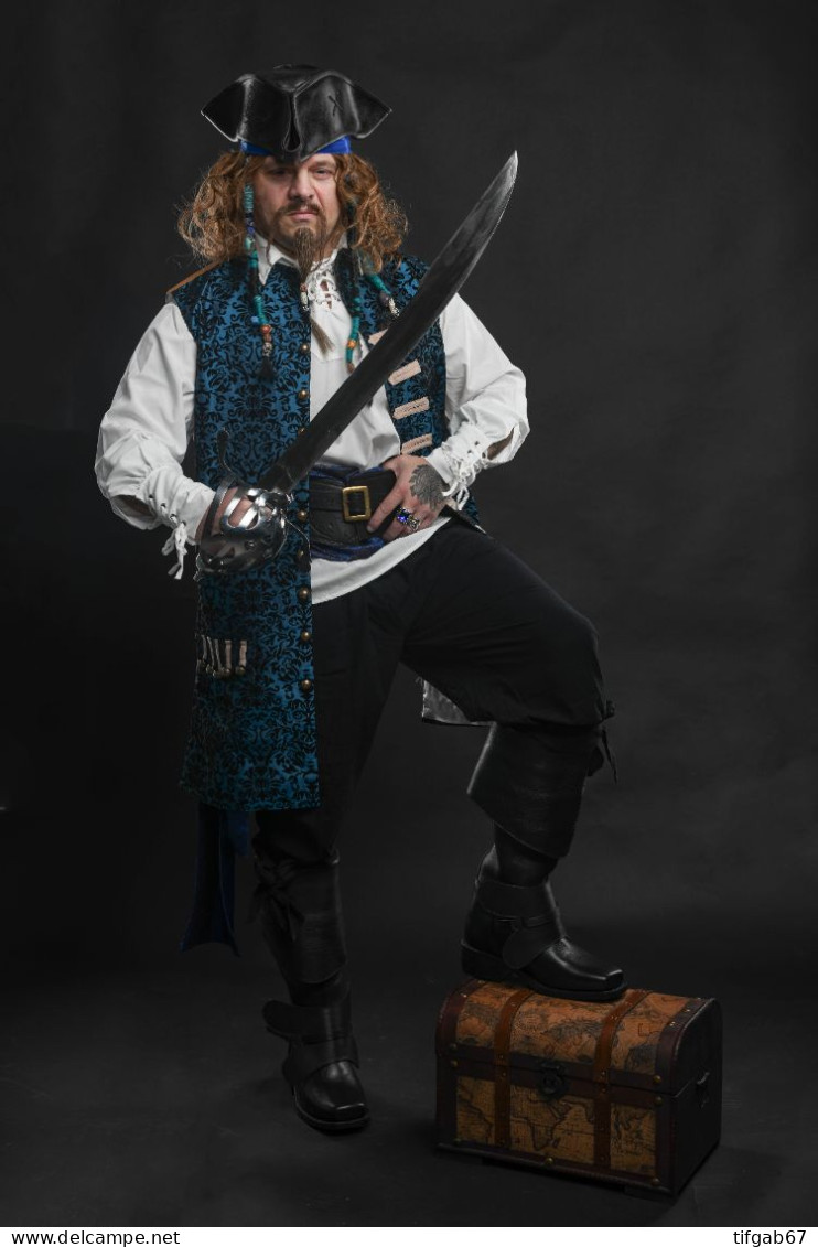 Costume Pirate Complet Et Nombreux Accessoires - Theatre, Fancy Dresses & Costumes