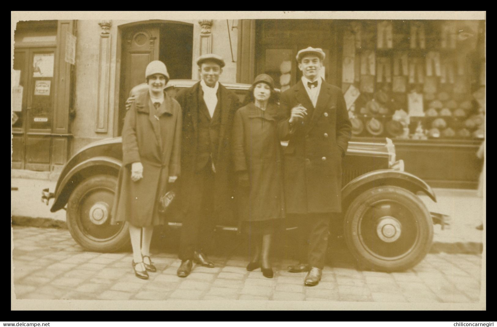 * Cp Photo - 4 Personnes Devant Une Vieille Voiture Devant Un Magasin - Bonneterie Chapellerie Chapeau - FORD RENAULT ?? - Magasins