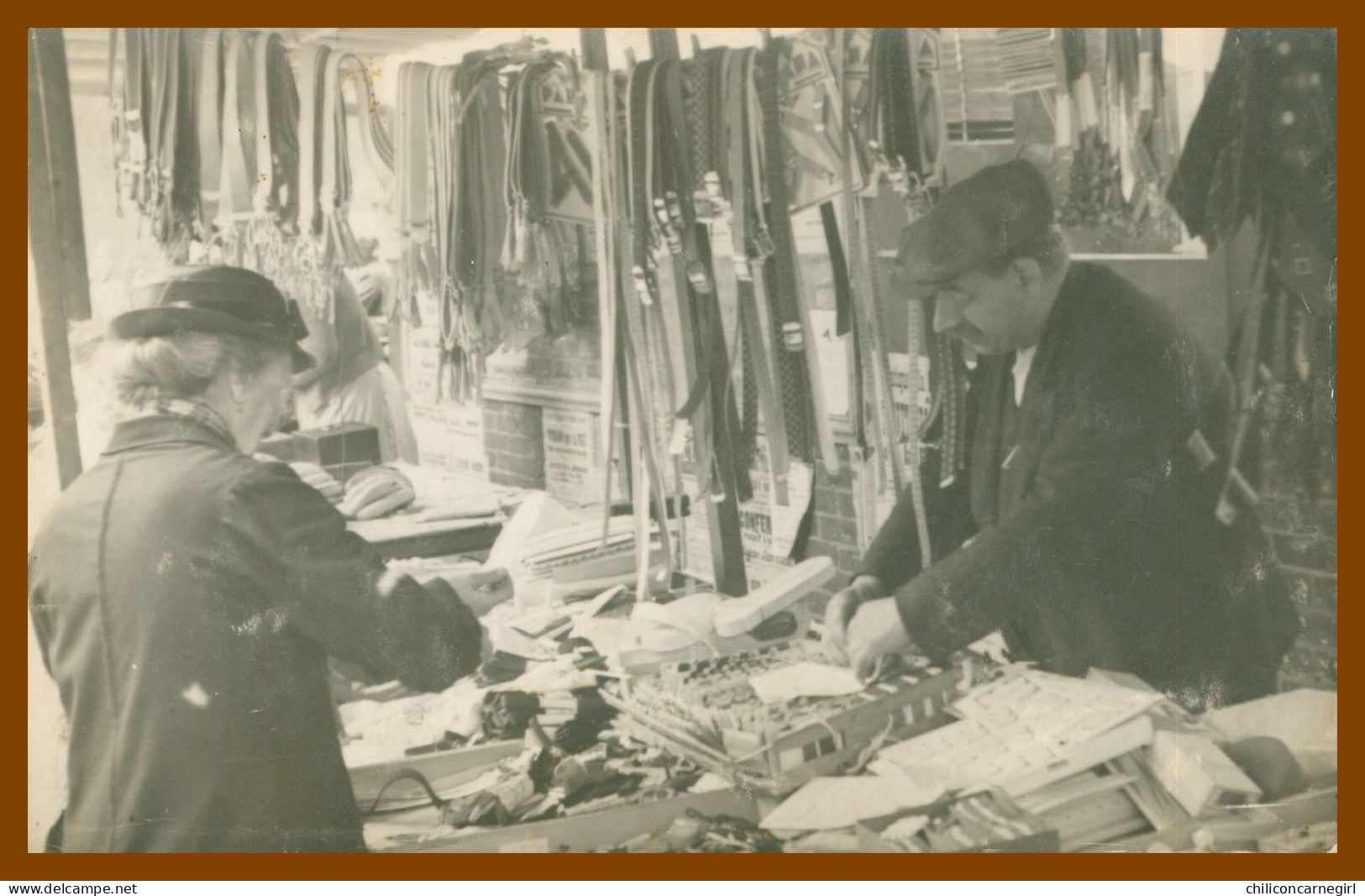 * Cp Photo - Marché Foire - Vente De Mercerie ? Ceinture - Etal De Marché - Animée - Laine - PARIS ?? - Mercanti