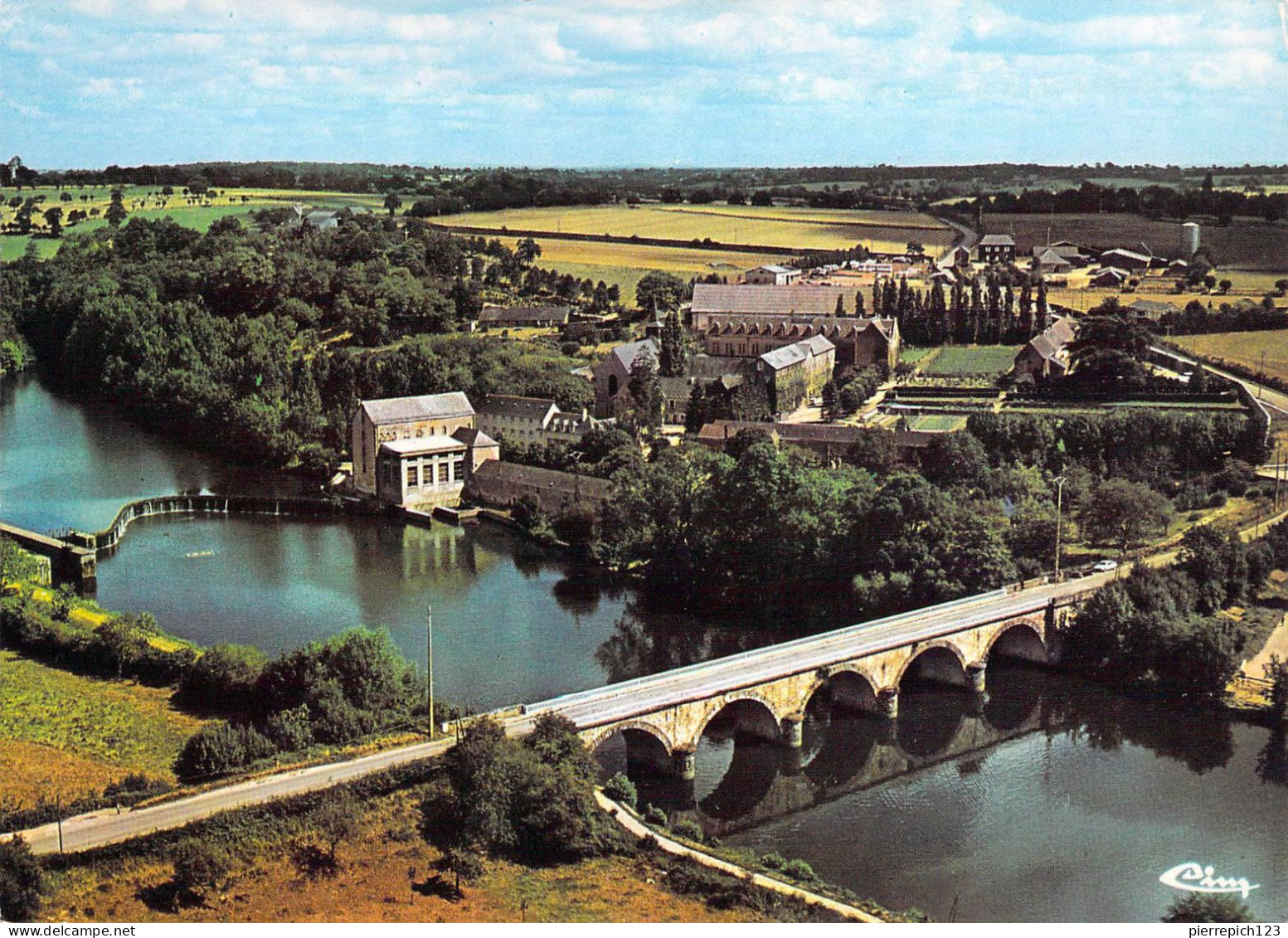 53 - Entrammes - Abbaye Notre Dame Du Port Du Salut - La Mayenne, Le Port Ringeard, Le Monastère - Vue Aérienne - Entrammes