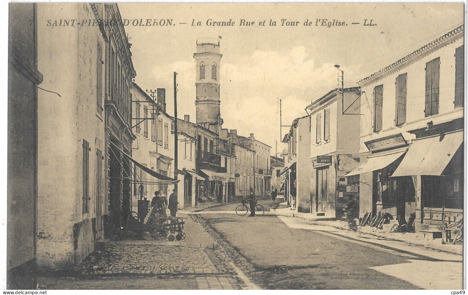 17    SAINT - PIERRE - D' OLERON    LA  GRANDE  RUE  ET  LA  TOUR  DE  L' EGLISE - Saint-Pierre-d'Oleron