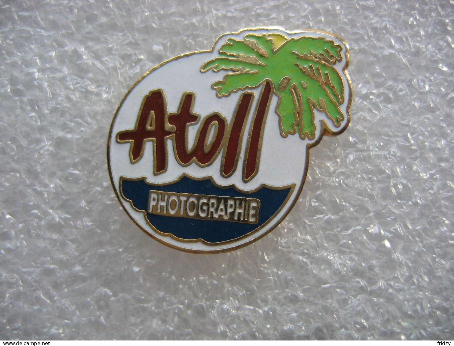 Pin's ATOLL Photographe, Mer, Palmier - Photographie