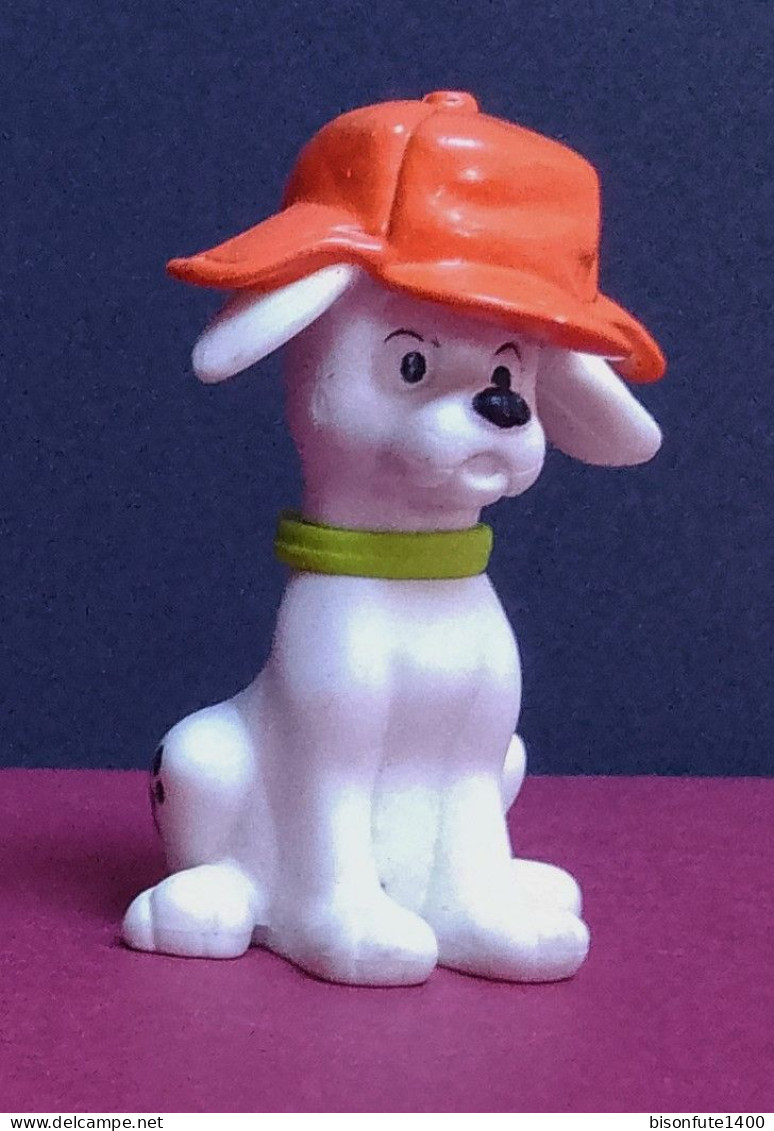 Figurine Des 101 Dalmatiens : Dalmatien Assis Avec Casquette Orange Sur La Tête ( Voir Photo ). - Disney