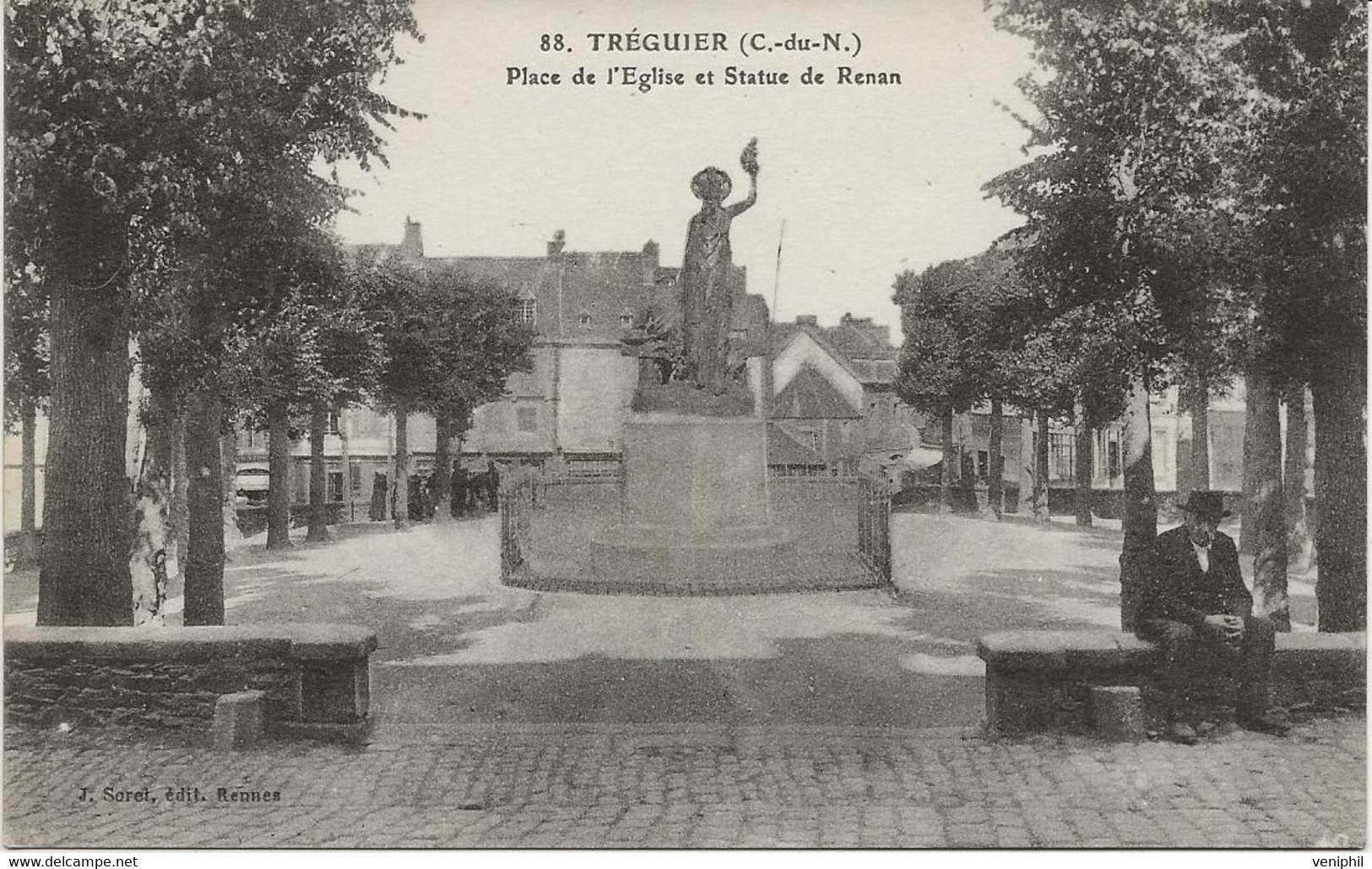 TREGUIER -COTE DU NORD - PLACE DE L'EGLISE ET STATUE DE RENAN - Tréguier