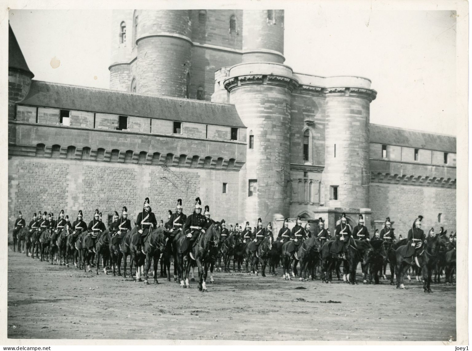 Photo Régiment De Cuirassiers à Cheval Devant Le Château De Vincennes.18/24 - Krieg, Militär