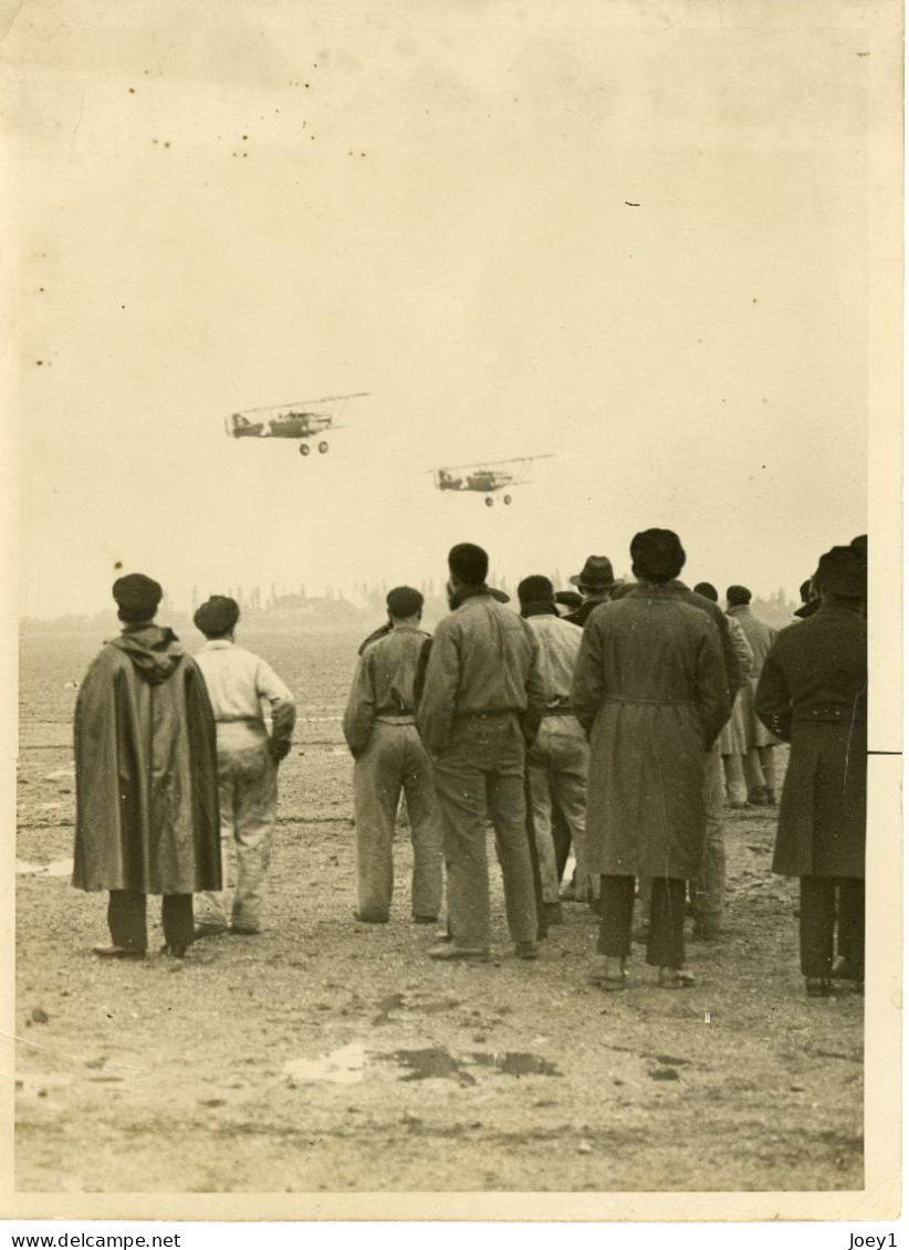 Photo Hommes De Dos Qui Observent Une Escadrille D'avions - Krieg, Militär