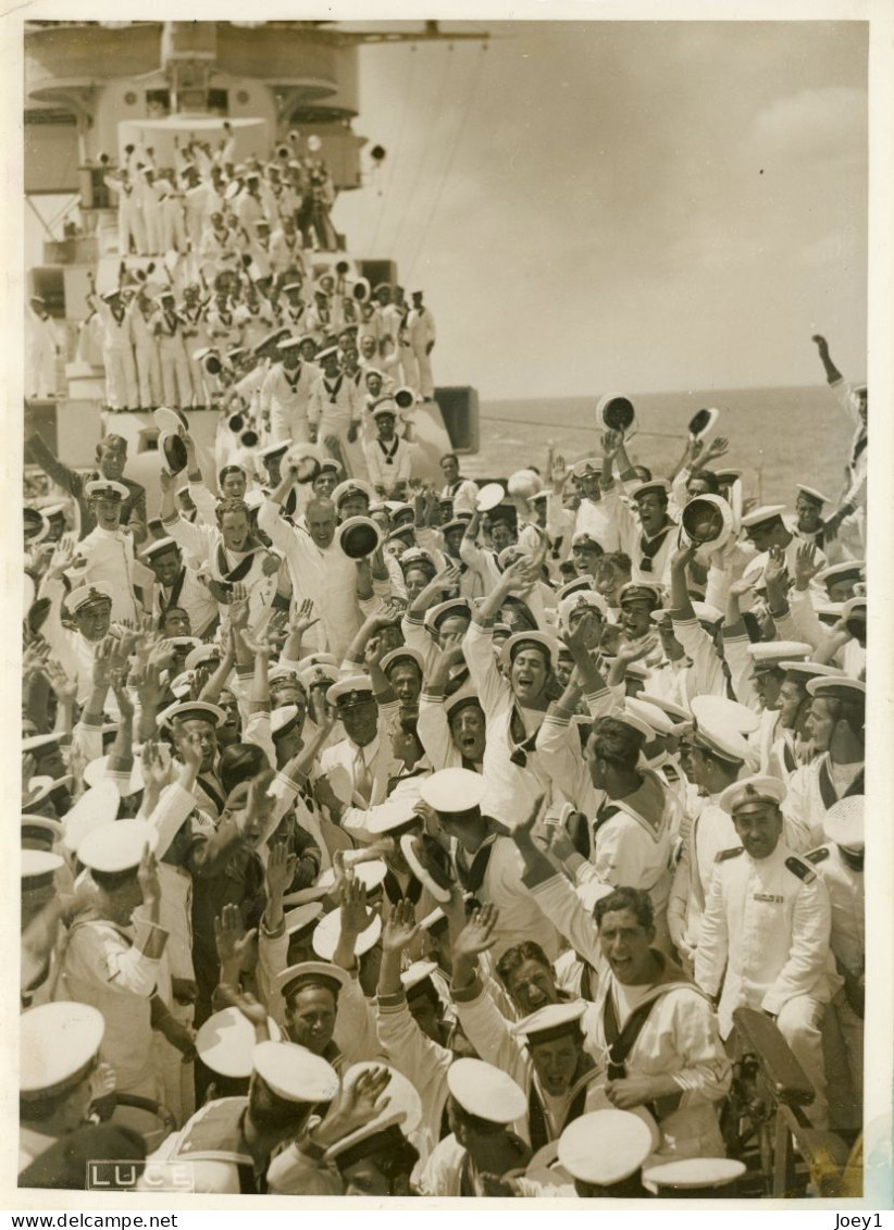 Photo équipage Bateau Italien En Liesse Autour De Mussolini Au Large De Naple - Guerre, Militaire