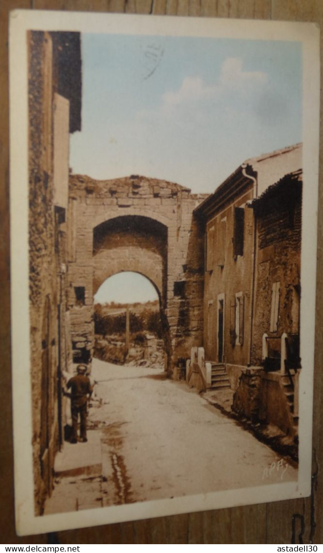 CHATEAUNEUF DU PAPE : Porte Rouge Et Porte D'Orange ........ AT-15833 - Chateauneuf Du Pape