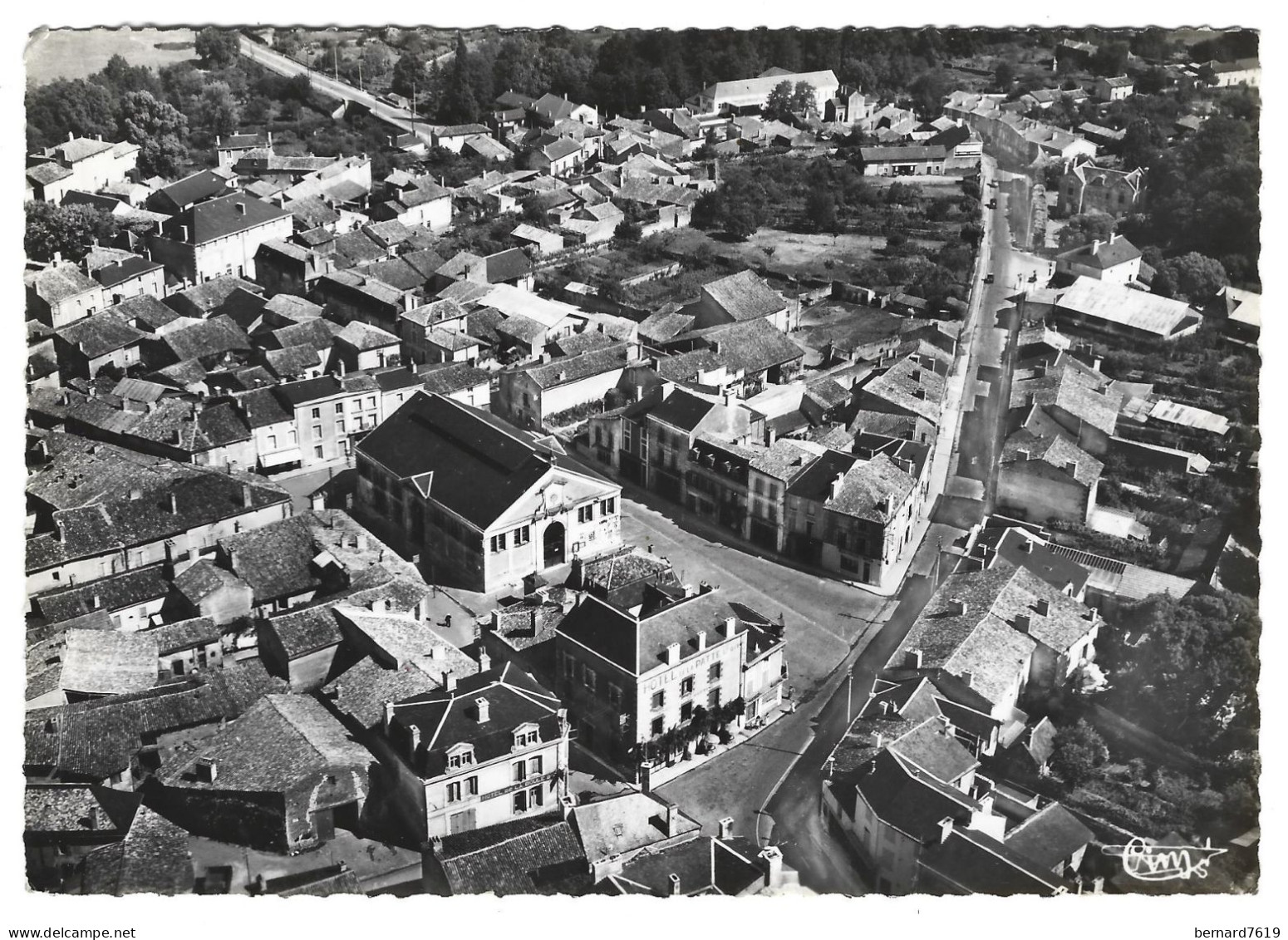 86 Gencay - Vue  Aerienne De La Place Centrale  Et De L'ensemble De La Ville - Gencay