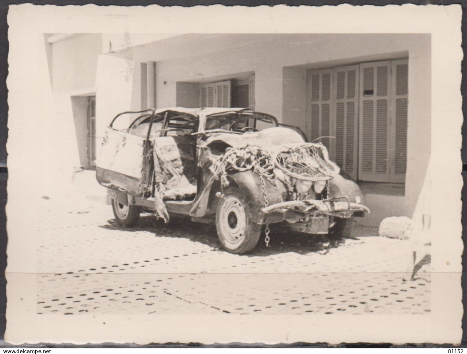 Militaria Lot De 2 Photos  AVIATION De 2 Militaires En Civil  Le 20 Juin 1958 Dim 85x115 Avec VOITURE EN MAUVAIS ETAT - Aviation