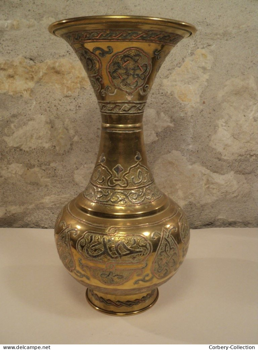 Ancien Vase Laiton Incrustation Cuivre Argent Proche Orient Ou Moyen Orient - Oriental Art