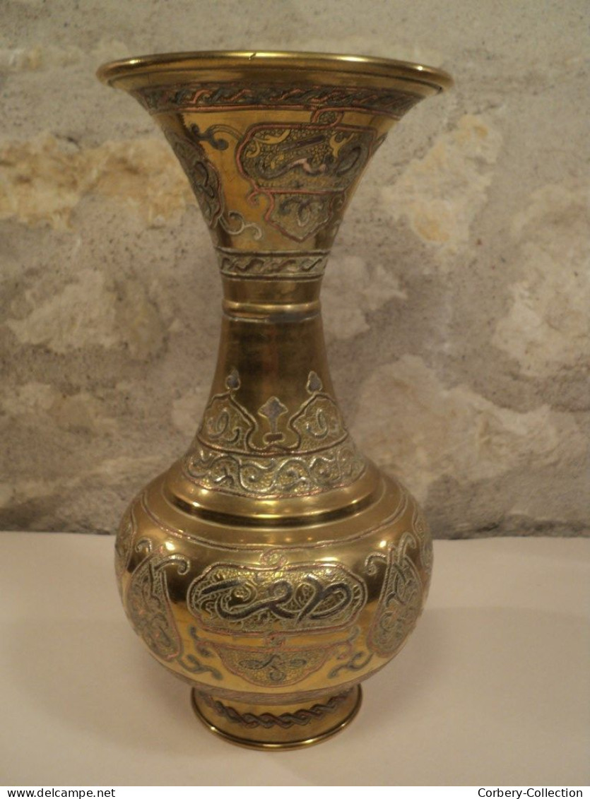 Ancien Vase Laiton Incrustation Cuivre Argent Proche Orient Ou Moyen Orient - Oosterse Kunst
