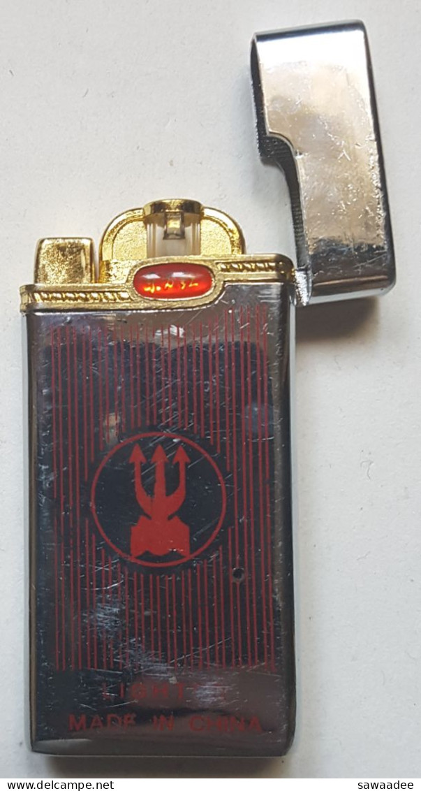 BRIQUET - CHINE - PORTRAIT DE MAO TSE TUNG - GAZ - METAL ET BRILLANT - SYMBOLE TRIDENT - ANNEE 90 - 80 X 40 Mm - Other & Unclassified