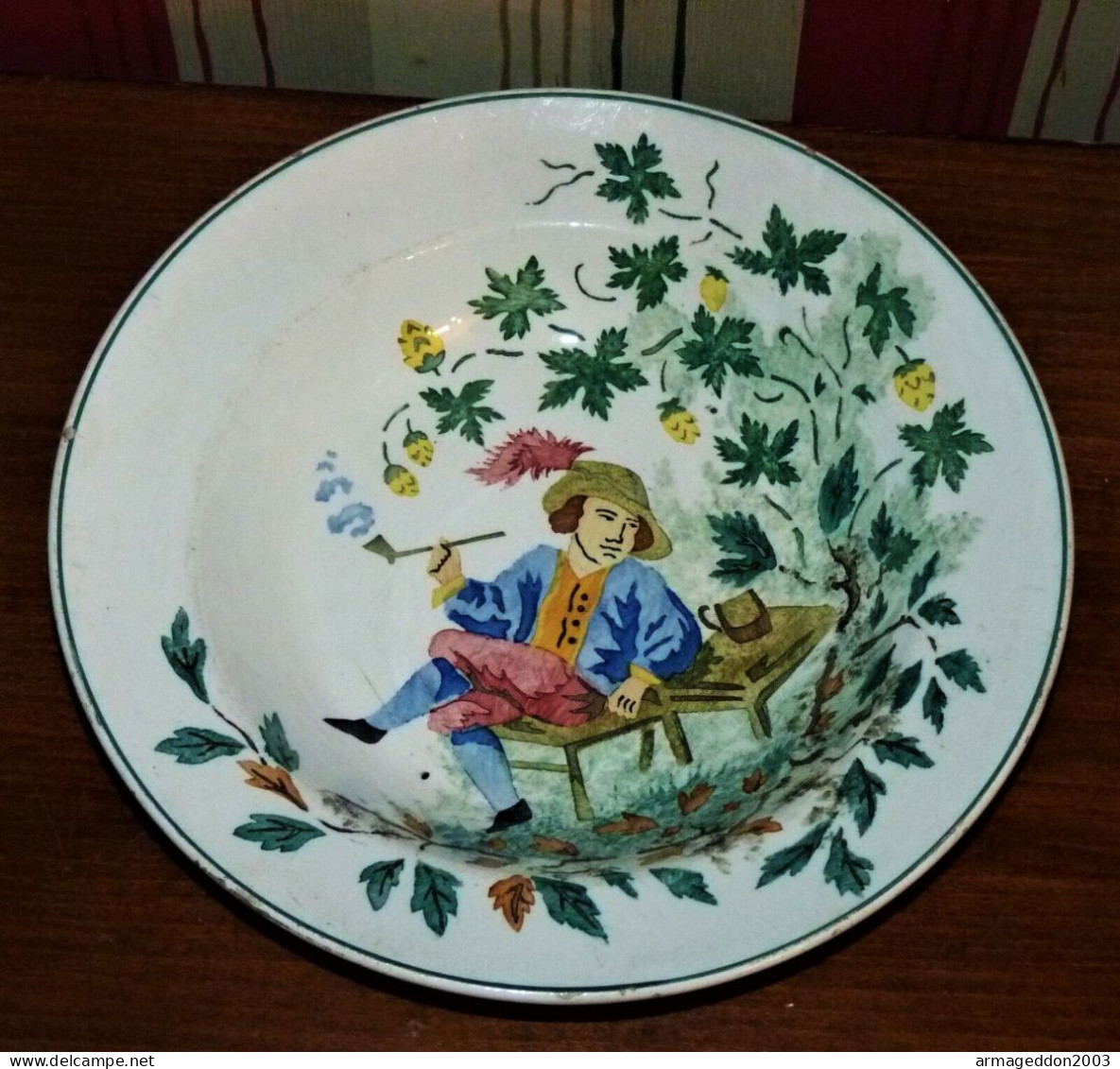 ANCIEN PLAT ROND CREUX PORCELAINE OPAQUE DE GIEN DECOR PERSONNAGE A LA PIPE - Gien (FRA)