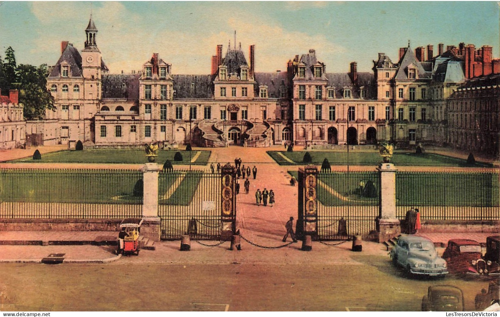 FRANCE - Fontainebleau - La Grille D'honneur Et La Cour Des Adieux - Animé - Colorisé - Carte Postale - Fontainebleau