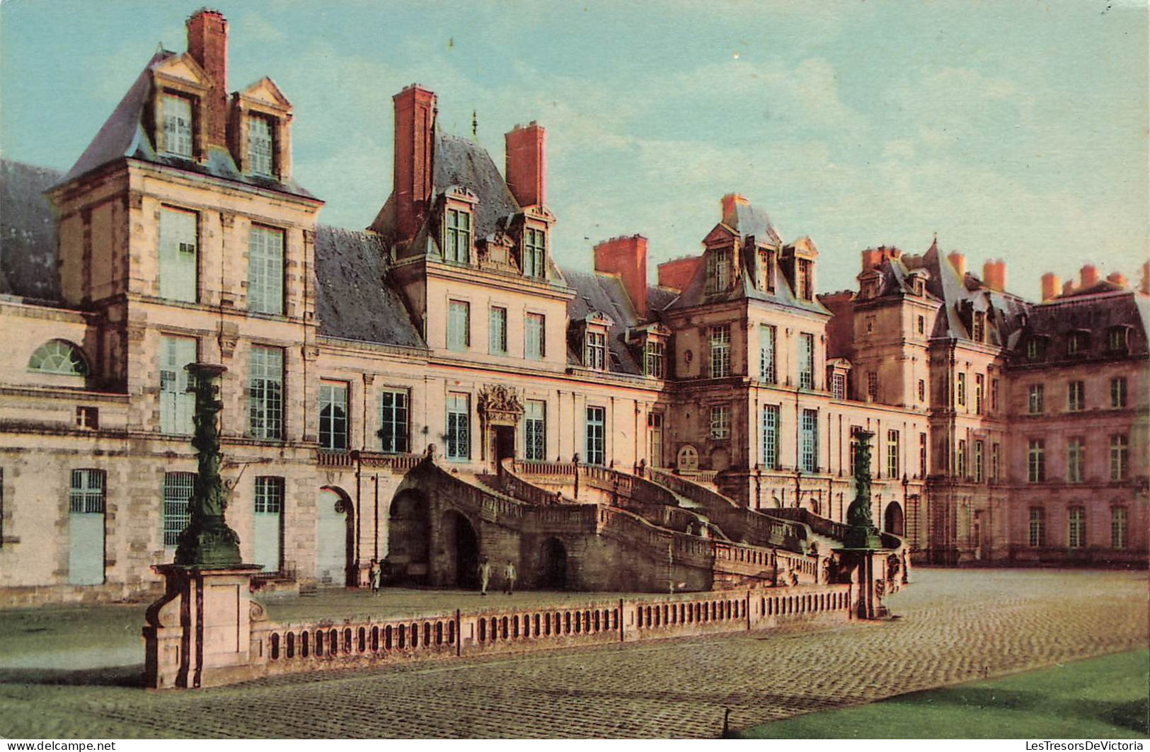 FRANCE - Fontainebleau - L'escalier Du Fer-à-cheval Et Les Trois Pavillons - Colorisé - Carte Postale Ancienne - Fontainebleau