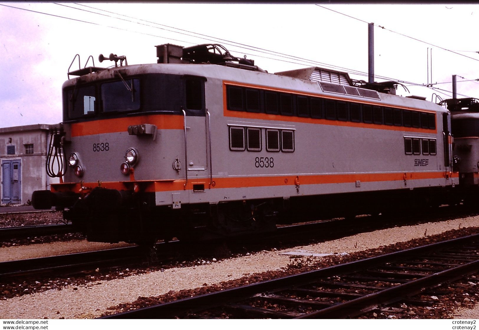 Photo Diapo Diapositive Slide Train Wagon Locomotive Electrique SNCF BB 8538 à VSG En 11/1991 VOIR ZOOM - Diapositives