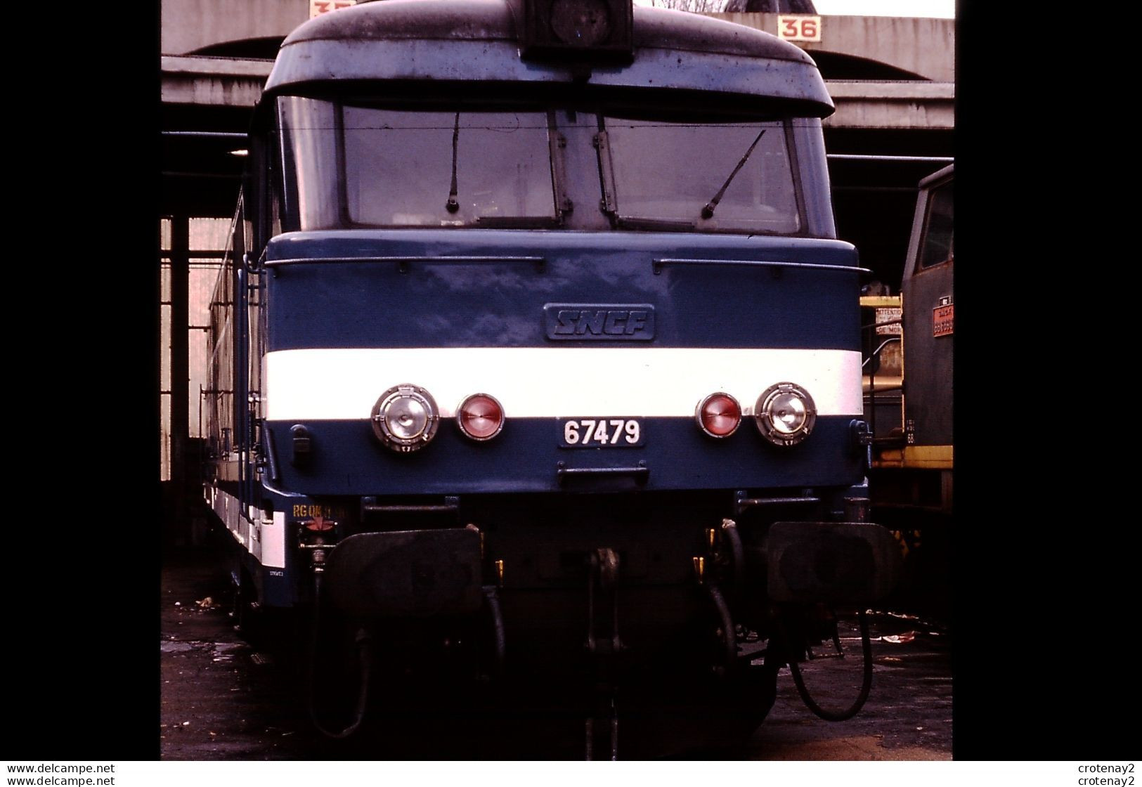 Photo Diapo Diapositive Slide Train Wagon Locomotive Diesel SNCF BB 67479 à NEVERS En 01/1992 VOIR ZOOM - Diapositives