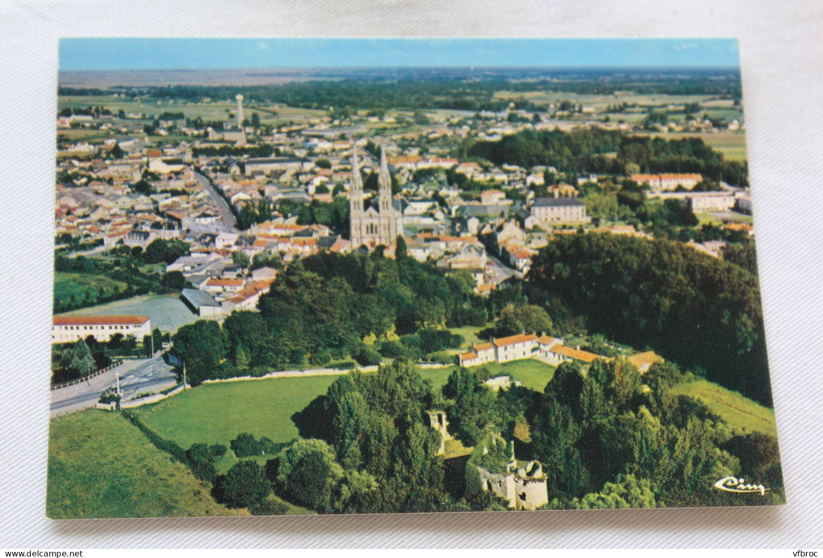 Cpm, Machecoul, Vue Générale Aérienne, Au Premier Plan Le Château De Gilles De Rais, Loire Atlantique 44 - Machecoul