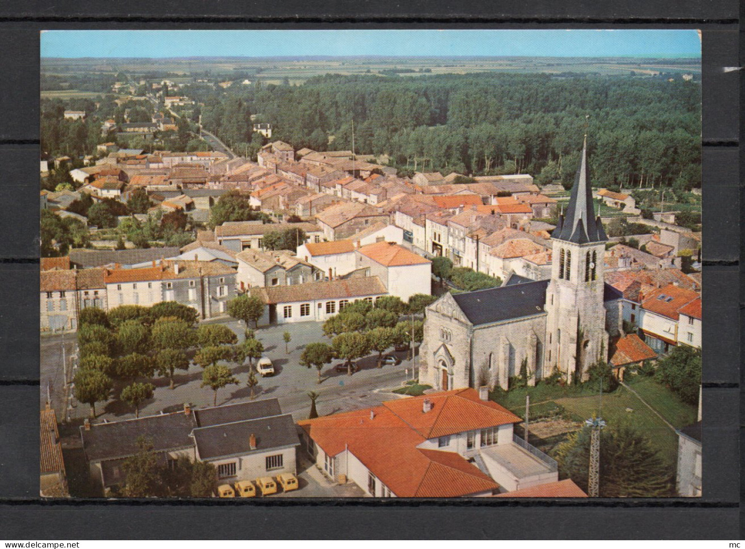 79 - Brioux Sur Boutonne - L'eglise Et Le Centre Du Bourg - Vue Aerienne  - Brioux Sur Boutonne