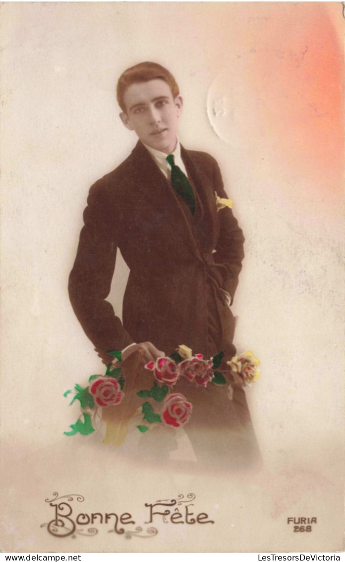 FÊTES ET VOEUX - Bonne Fête - Jeune Homme Avec Des Fleurs - Colorisé - Carte Postale Ancienne - Other & Unclassified