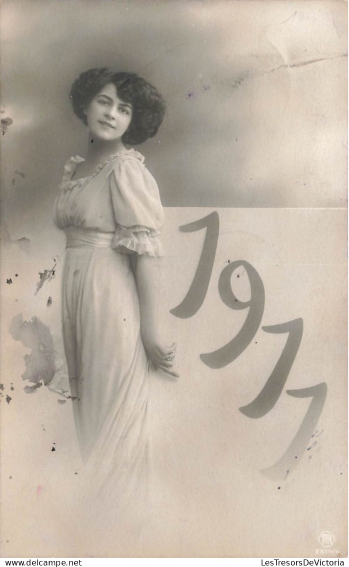 PHOTOGRAPHIE - Une Femme En Robe Blanche Longue - Carte Postale Ancienne - Fotografie