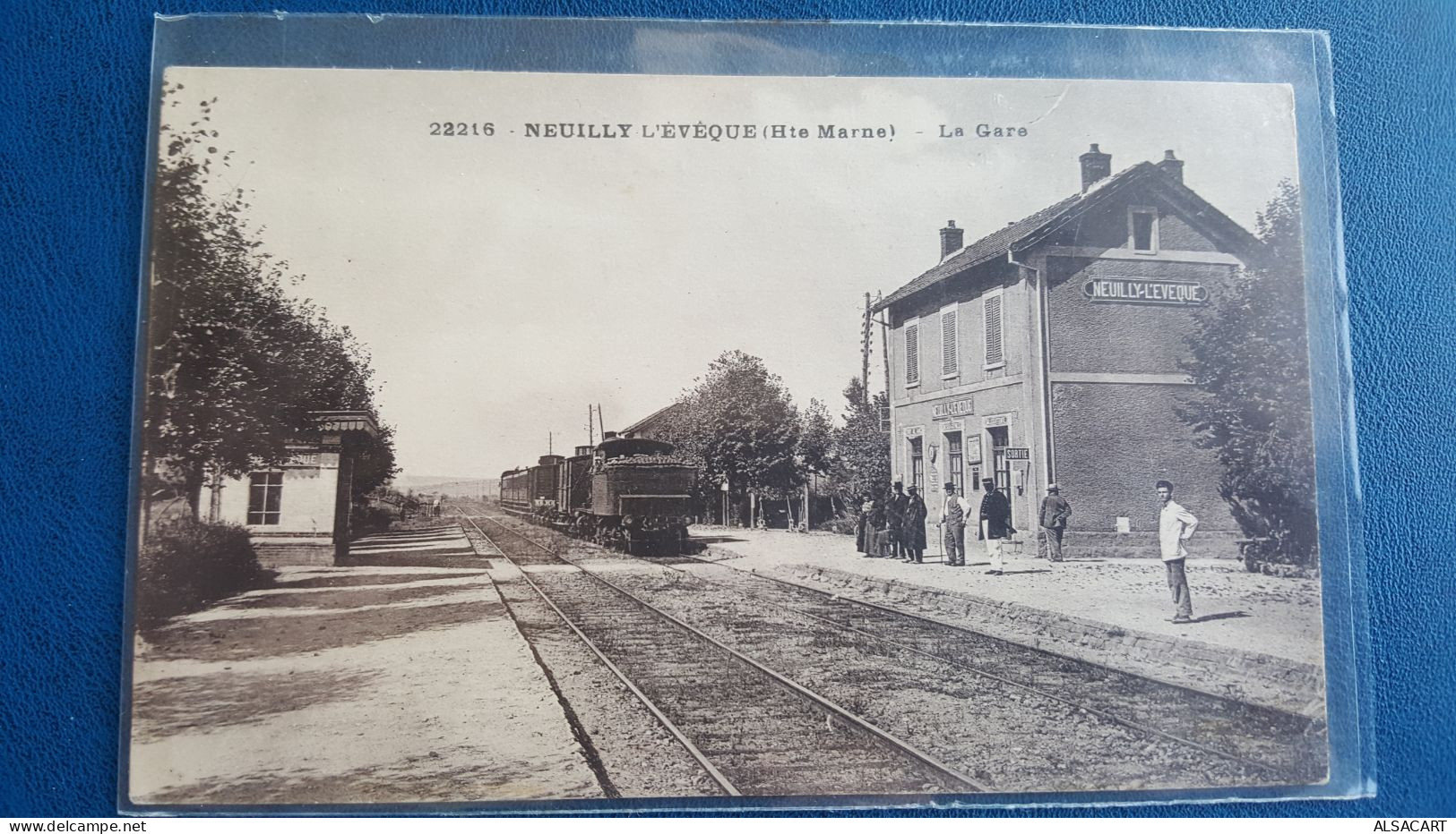 Neuilly L'eveque , La Gare Avec Train - Neuilly L'Eveque