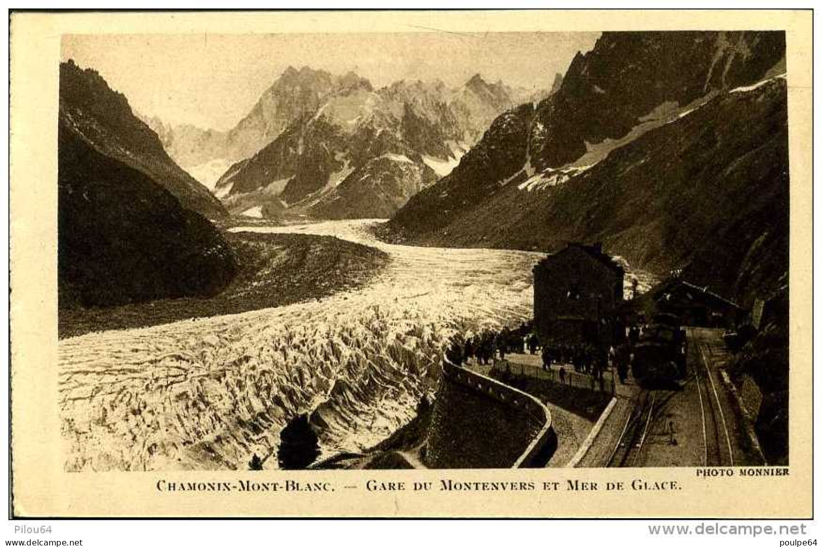 Le Funiculaire à La Gare De Montenvers - Chamonix  (74)  ( CPA ) - Funiculaires