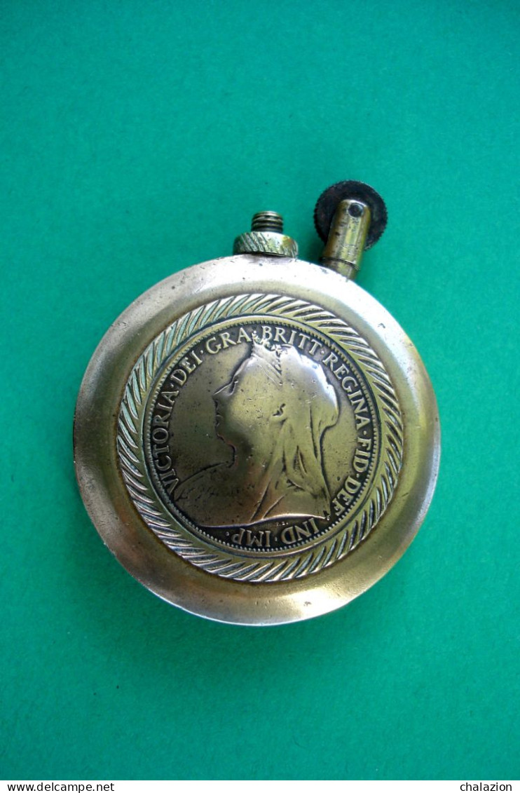 Guerre 14-18 Briquet De Tranchée De Poilu Anglais Bi Face Reine Victoria Jeune Et âgée Militaria - 1914-18