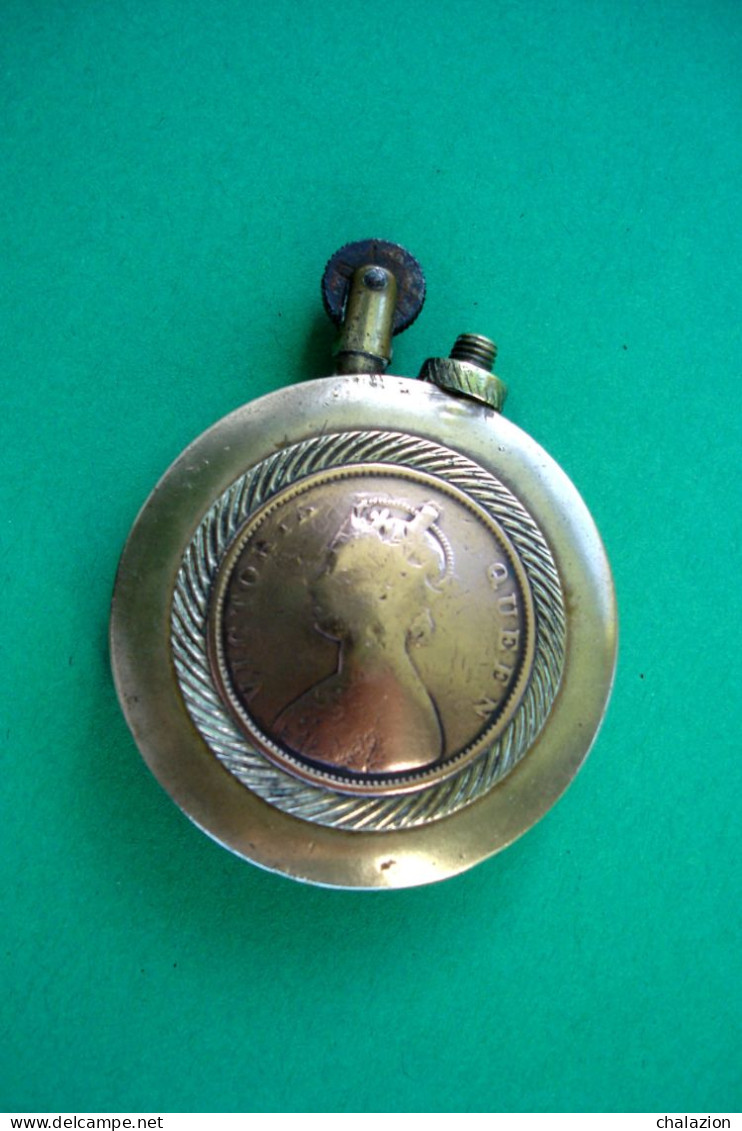 Guerre 14-18 Briquet De Tranchée De Poilu Anglais Bi Face Reine Victoria Jeune Et âgée Militaria - 1914-18