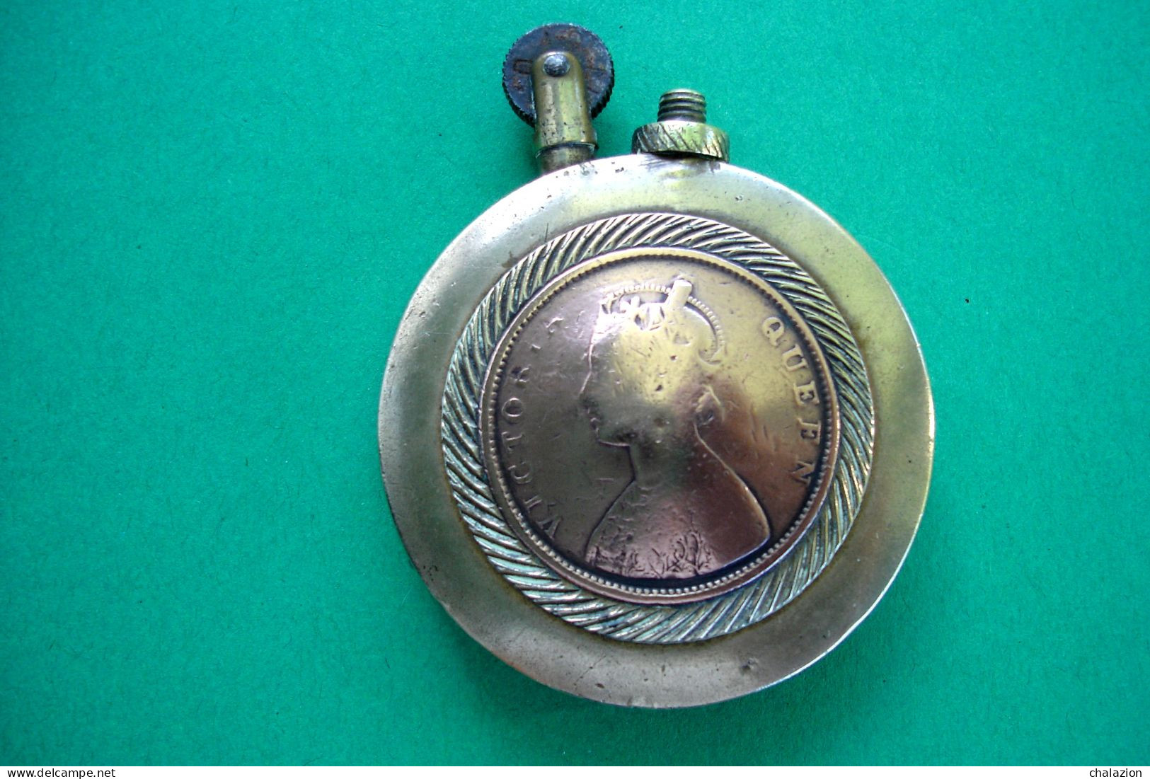 Guerre 14-18 Briquet De Tranchée De Poilu Anglais Bi Face Reine Victoria Jeune Et âgée Militaria - 1914-18