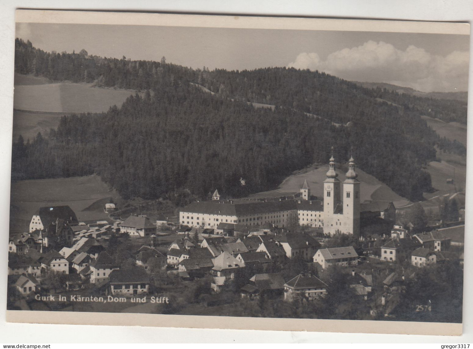 D5649) GURK In Kärnten - Dom U. Stift Mit Haus Details Davor - Gurk