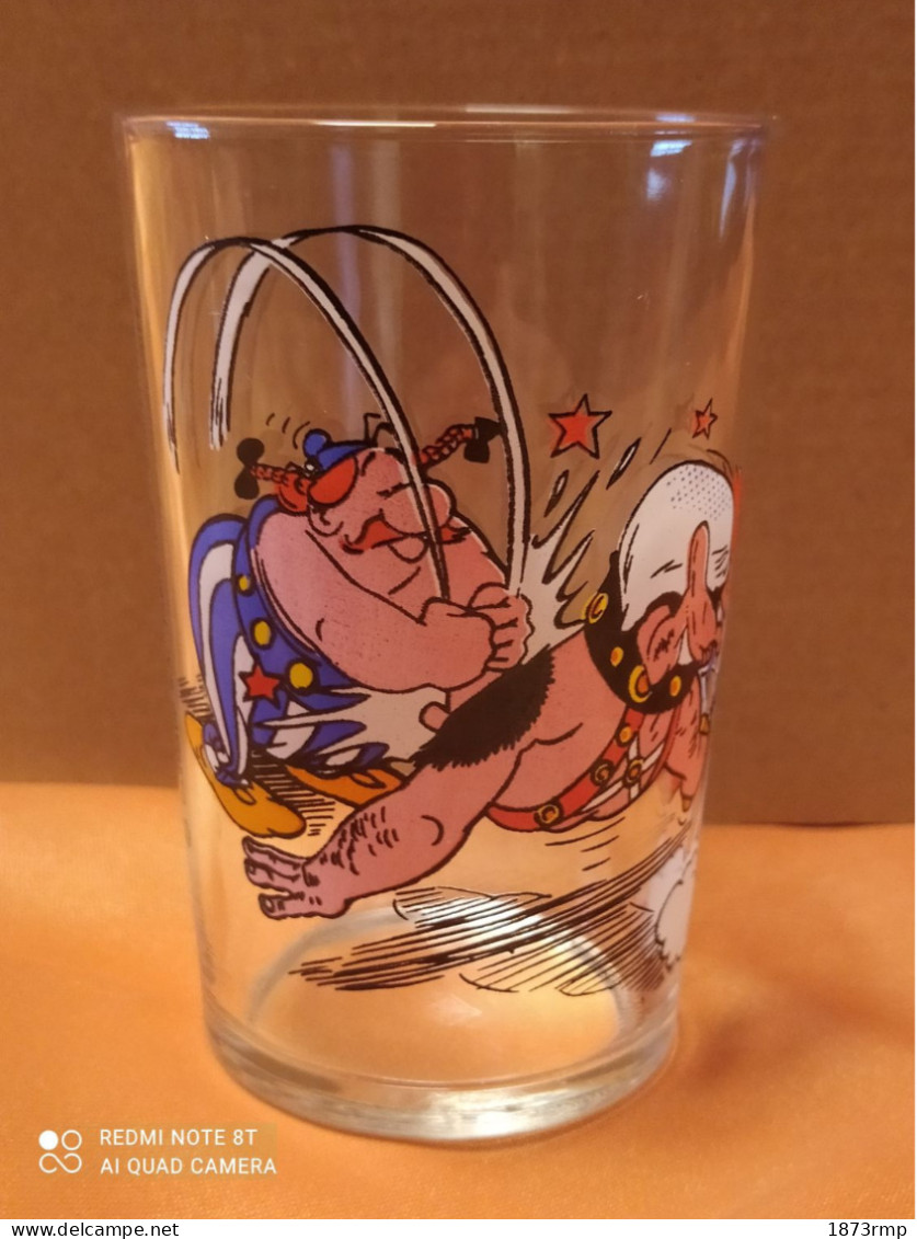 1968 VERRE ASTERIX ET OBELIX, OBELIX FRAPPE , UDERZO ® DARGAUD® 1968 - Dishes