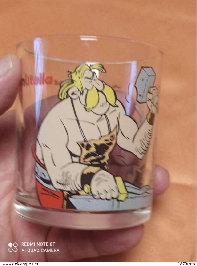 VERRE ASTERIX ET OBELIX, LA FORGE CETAUTOMATIX, GOSCINI UDERZO ® NUTELLA® 1999 - El Arte De La Mesa