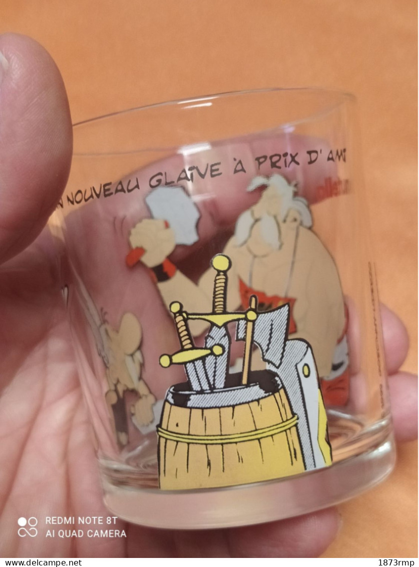 VERRE ASTERIX ET OBELIX, LA FORGE CETAUTOMATIX, GOSCINI UDERZO ® NUTELLA® 1999 - Art De La Table