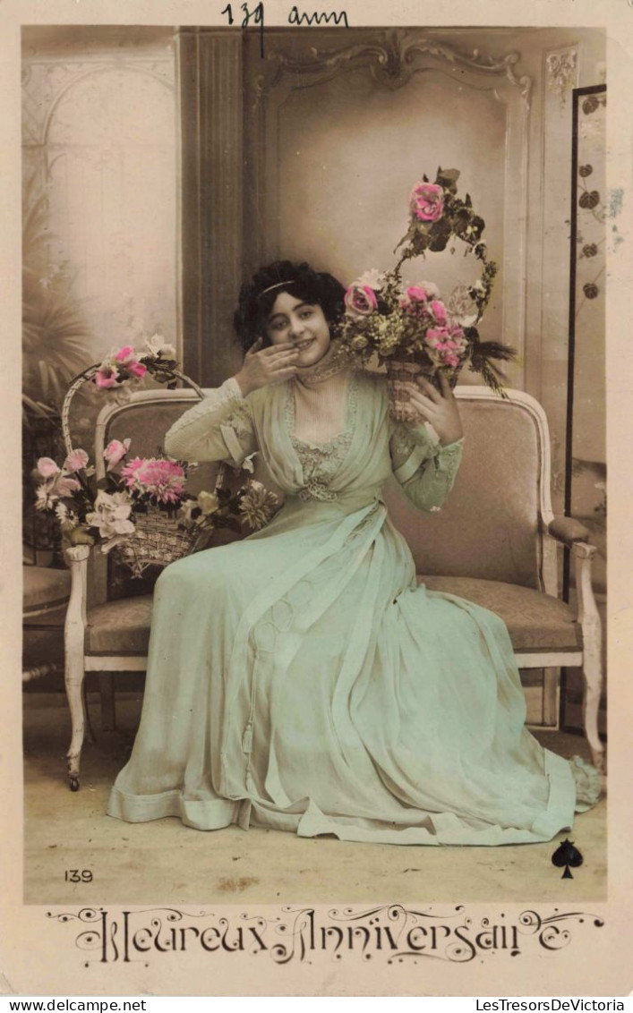 FÊTES ET VOEUX - Heureux Anniversaire - Femme Assise Sur Un Sofa - Colorisé - Carte Postale Ancienne - Verjaardag