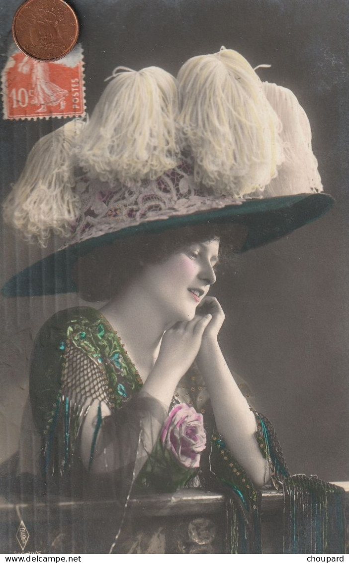 Carte Postale Ancienne D'une Dame Avec Un Beau Chapeau à Plumes - Mode