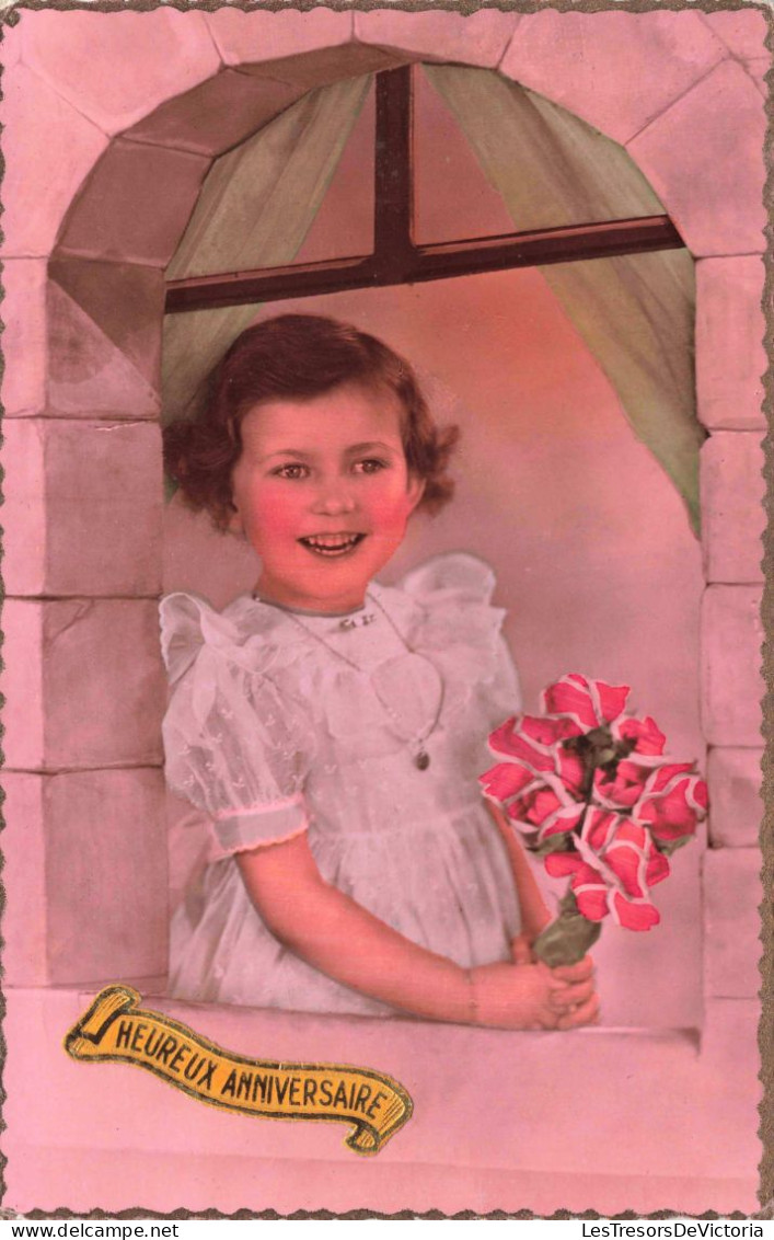 FÊTES ET VOEUX - Heureux Anniversaire - Petite Fille à La Fenêtre - Colorisé - Carte Postale Ancienne - Verjaardag