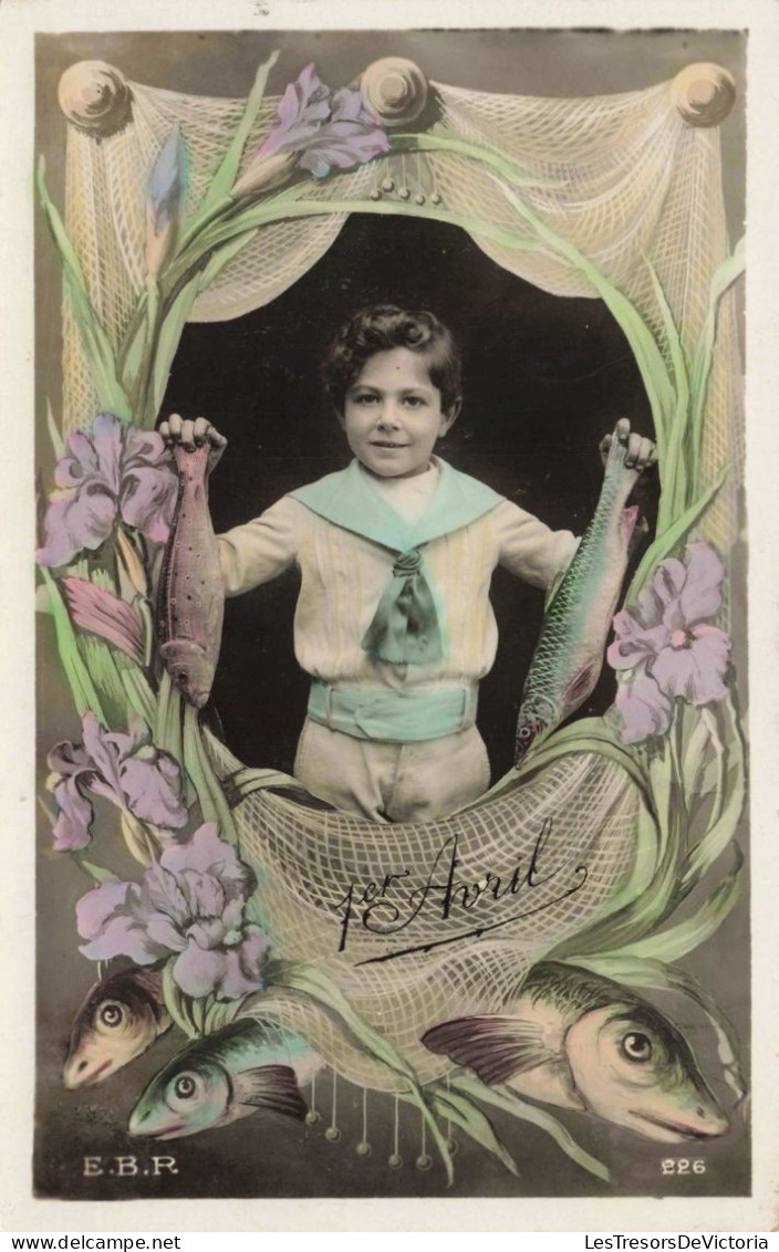 FÊTES ET VOEUX - 1er Avril - Un Garçon Tenant Un Poisson - Carte Postale Ancienne - April Fool's Day