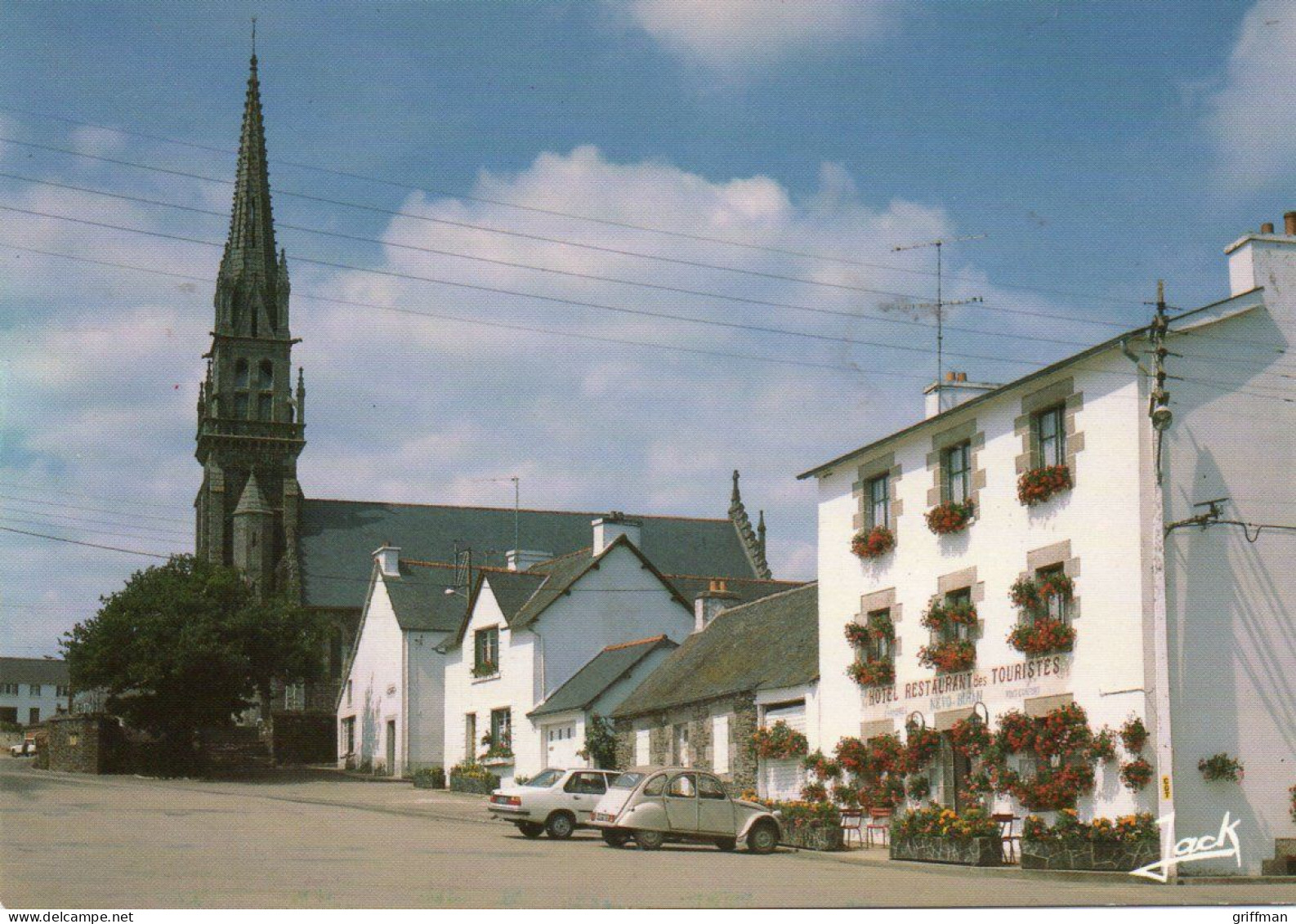 SAINT GILLES VIEUX MARCHE LA PLACE DE L'EGLISE HOTEL RESTAURANT DES TOURISTES CPSM 10X15 TBE - Saint-Gilles-Vieux-Marché