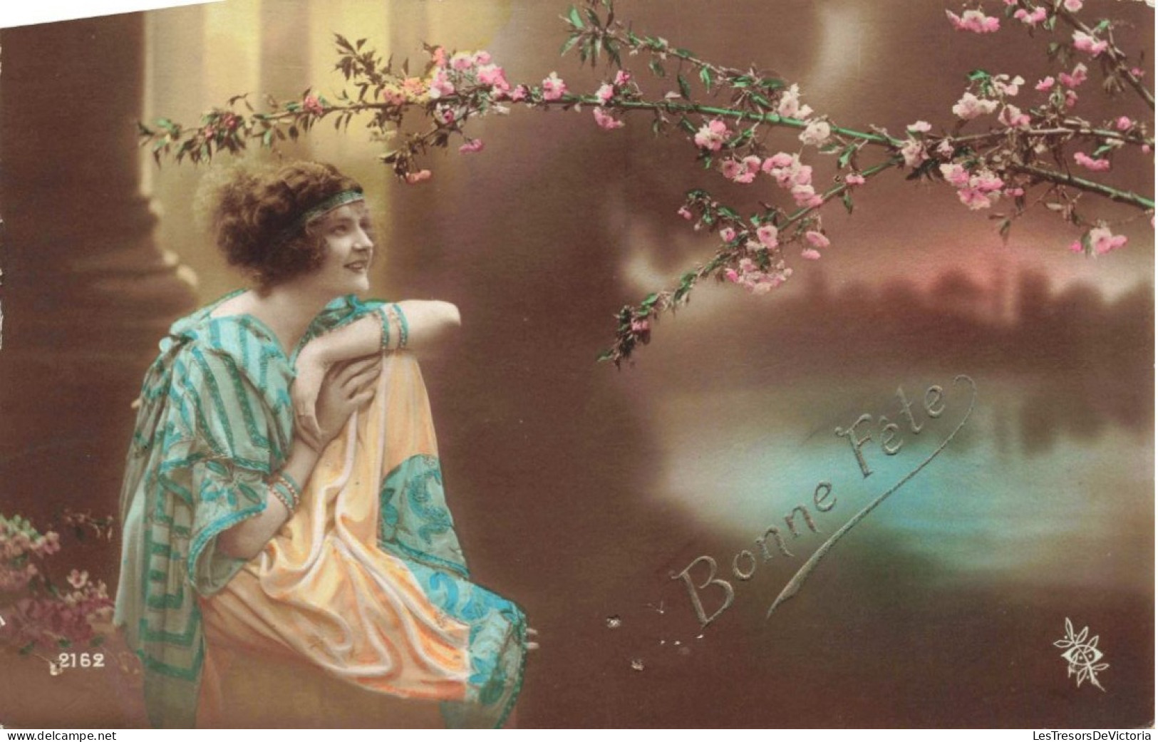 FÊTES ET VOEUX - Bonne Fête - Une Femme En Costume Regardant Les Fleurs - Colorisé - Carte Postale Ancienne - Other & Unclassified