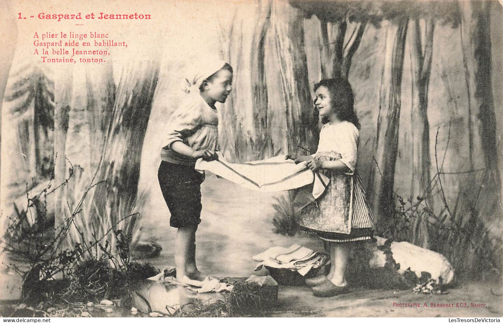 PHOTOGRAPHIE - Gaspard Et Jeanneton - A Plier Le Linge Blanc ... - Dans Carte Postale Ancienne - Photographie